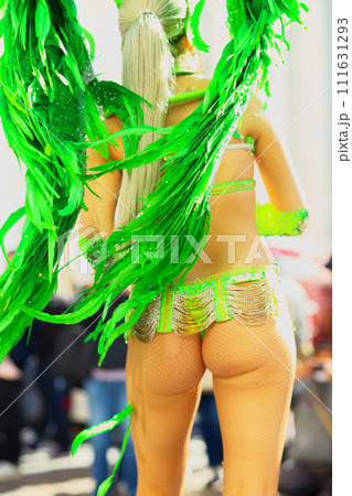 街中の通りでサンバを踊るブラジルの人たちの衣装 街中の通りでサンバを踊るブラジルの人たちの衣装 111631293