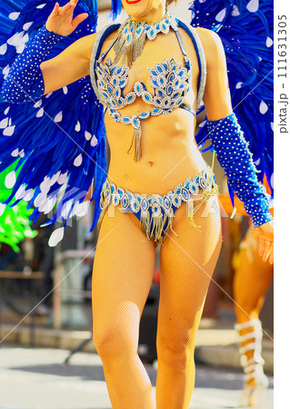 街中の通りでサンバを踊るブラジルの人たちの衣装 111631305