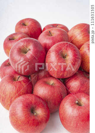 たくさんの赤いりんご 111631505