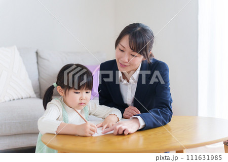 子供に勉強を教える家庭教師 111631985