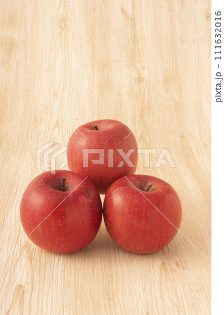 テーブルの上に置かれた赤いりんご テーブルの上に置かれた赤いりんご 111632016