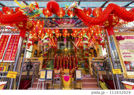 タイ・バンコク 旧正月の飾り付けが施された中華街の観音堂 / Bangkok, Thailand 111632029