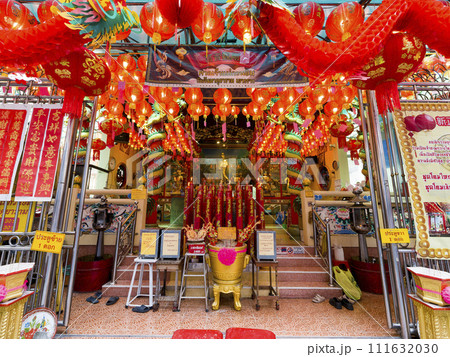 タイ・バンコク 旧正月の飾り付けが施された中華街の観音堂 / Bangkok, Thailand 111632030