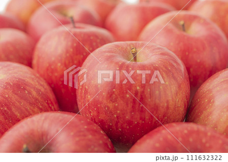 たくさんのりんご 111632322