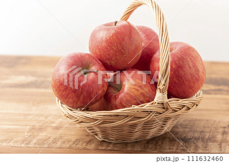カゴに入ったりんご 111632460