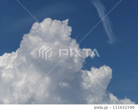 夏の青空と積乱雲 夏の青空と積乱雲 111632590