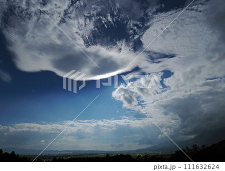 初夏の青空に浮かぶ太陽の光で輝く雲が印象的で綺麗だ。 111632624