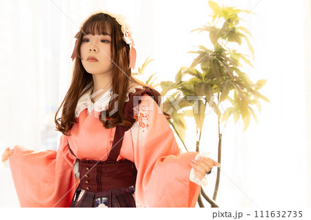 和風ロリータファッションの女性 111632735