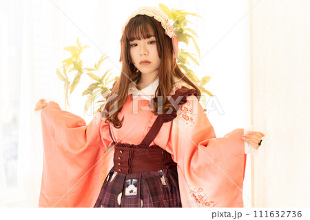和風ロリータファッションの女性 111632736