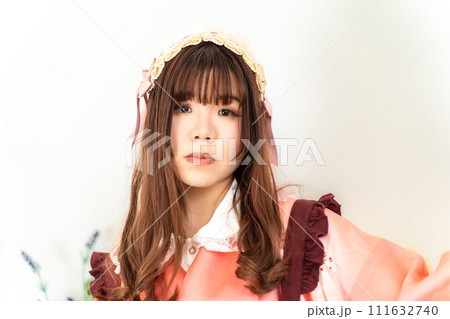和風ロリータファッションの女性 111632740