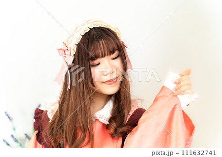 和風ロリータファッションの女性 111632741