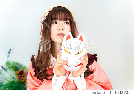 狐面を持つ和ロリの女性 111632782