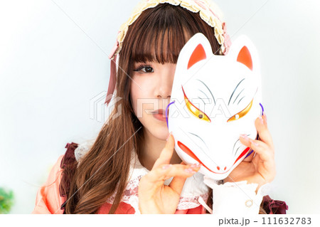 狐面を持つ和ロリの女性 111632783