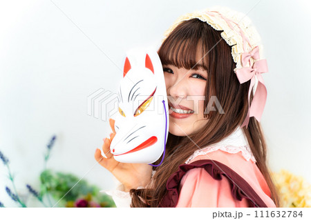 狐面を持つ和ロリの女性 111632784