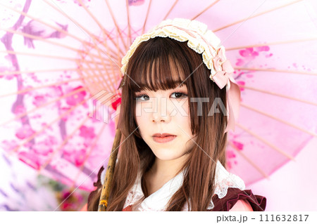 和傘を持つ和ロリの女性 111632817