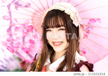 和傘を持つ和ロリの女性 111632818