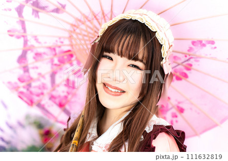 和傘を持つ和ロリの女性 111632819