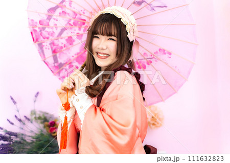 和傘を持つ和ロリの女性 111632823