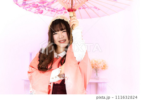 和傘を持つ和ロリの女性 111632824