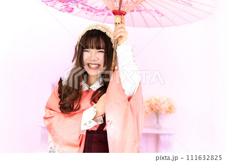 和傘を持つ和ロリの女性 111632825