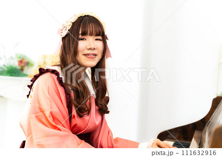 和風ロリータファッションの女性 111632916