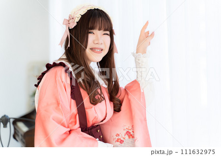 ベッドの上の和ロリファッションの女性 111632975