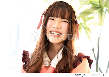 和風ロリータファッションの女性 111633017