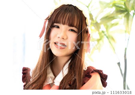 和風ロリータファッションの女性 和風ロリータファッションの女性 111633018