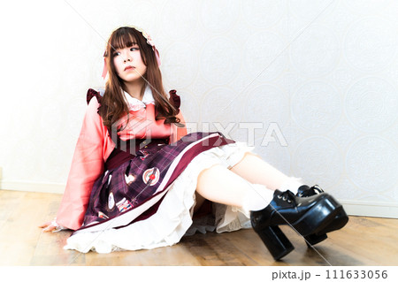 和風ロリータファッションの女性 111633056