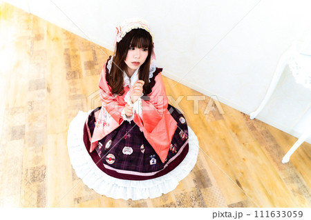 和風ロリータファッションの女性 111633059