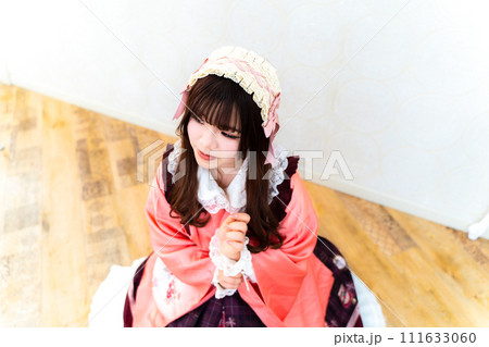 和風ロリータファッションの女性 111633060