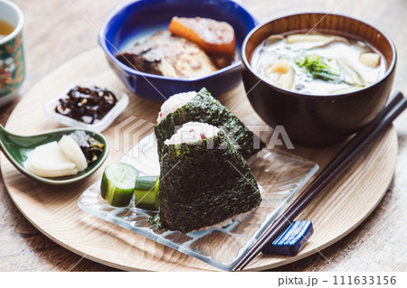 雑穀米のおにぎりと鯖の味噌煮と菜の花と油揚げと舞茸のお味噌汁 111633156