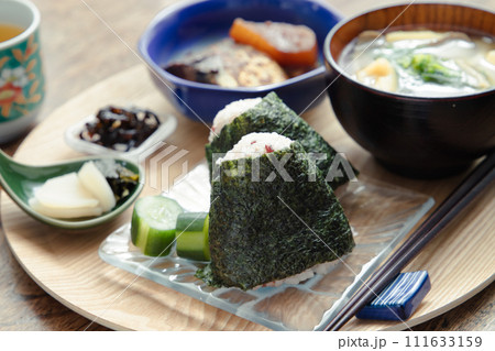 雑穀米のおにぎりと鯖の味噌煮と菜の花と油揚げと舞茸のお味噌汁 111633159