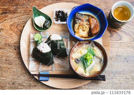 雑穀米のおにぎりと鯖の味噌煮と菜の花と油揚げと舞茸のお味噌汁 雑穀米のおにぎりと鯖の味噌煮と菜の花と油揚げと舞茸のお味噌汁 111633176