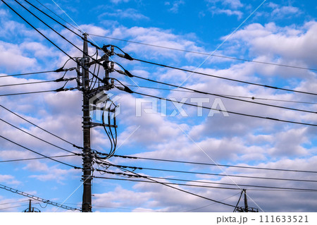 日本の横浜都市景観 街中の電線や雲…電気料金は… 111633521