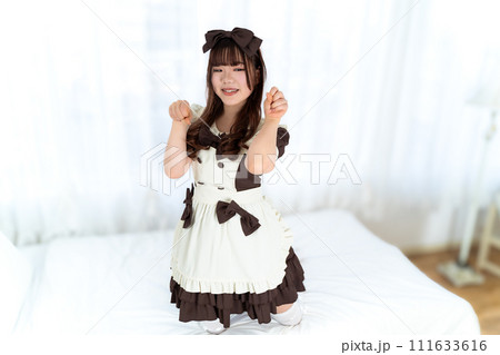 ベッドの上のメイド服女性 ベッドの上のメイド服女性 111633616