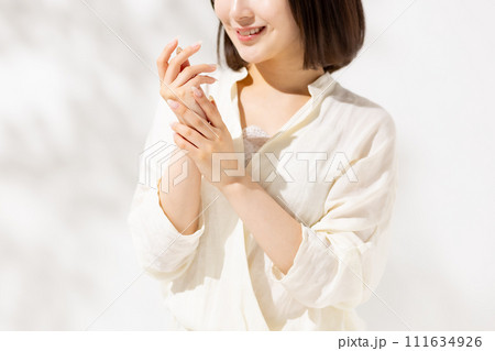 若い女性　ビューティー　20代　ハンド 111634926