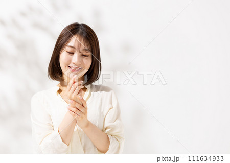 若い女性　ビューティー　20代　ハンド 111634933