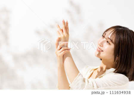 若い女性　ビューティー　20代　ハンド 111634938
