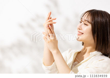 若い女性　ビューティー　20代　ハンド 111634939