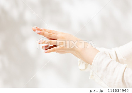 若い女性　ビューティー　20代　顔なし 111634946