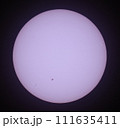 太陽表面に見える小さな太陽黒点 111635411