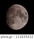 天体望遠鏡で撮影したシャープな月 111635412
