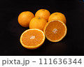 黒背景の新鮮なオレンジ 111636344