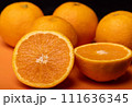 半分にカットしたオレンジ 111636345