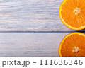 俯瞰で撮影されたカットしたオレンジ 111636346