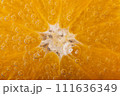 炭酸のグラスに入ったスライスしたオレンジんアップ 111636349
