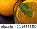 グラスに入った炭酸とミントとオレンジ 111636350