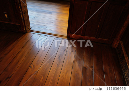 レトロな教室の入口 111636466