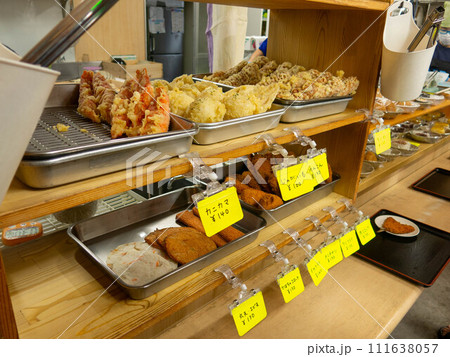 香川のソウルフード：讃岐うどんのサイドメニュー 111638057